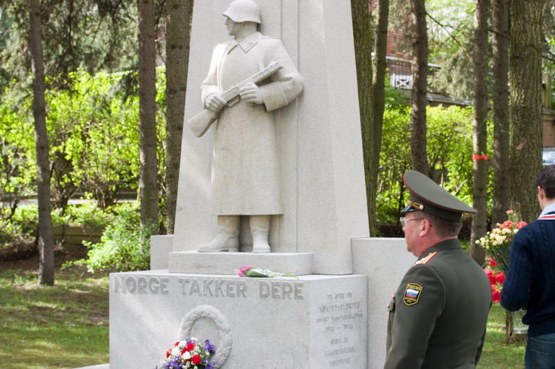 Военный атташе у памятника