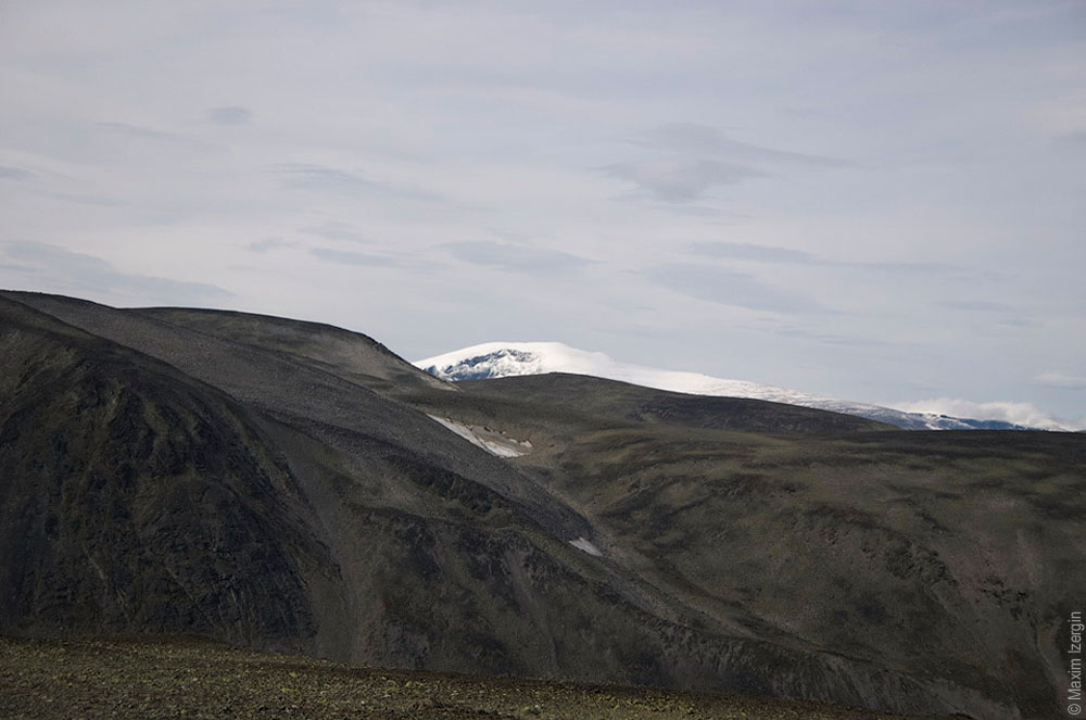 Вид на север. Снег - на второй по высоте вершине Норвегии.